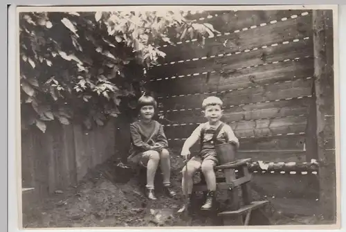 (F9400) Orig. Foto Kinder am Bretterzaun im Garten 1925