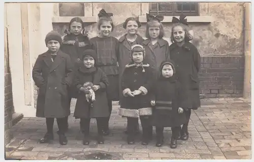 (F9399) Orig. Foto Gruppe von Kindern vor dem Haus, Mädchen 1925