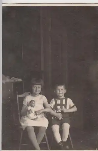 (F9398) Orig. Foto Kinder sitzen auf dem Stuhl im Wohnzimmer 1925