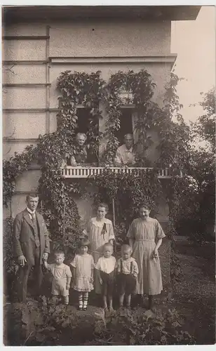 (F9397) Orig. Foto Personen an einem Haus in Saasa bei Eisenberg 1924