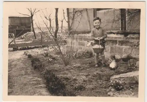 (F9395) Orig. Foto kleiner Junge mit Körbchen am Haus, Ostern 1930er