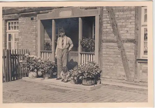 (F9394) Orig. Foto Mann mit Kind vor Wohnhaus "Heinrich + Sophie Wrede" 1930er