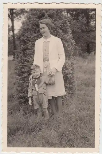 (F9393) Orig. Foto Frau mit kleinem Jungen beim Spaziergang, Niedersachsen 1930e