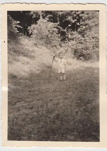 (F9392) Orig. Foto kleiner Junge mit Spazierstock, Niedersachsen 1930er