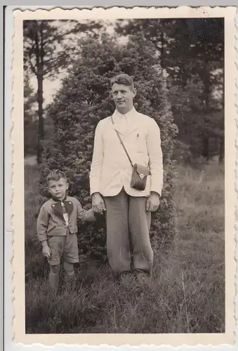 (F9391) Orig. Foto Mann mit kleinem Jungen beim Spaziergang, Niedersachsen 1930e