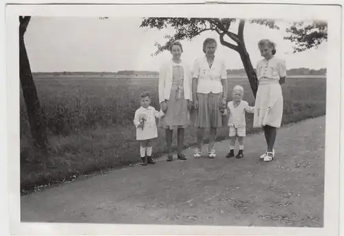 (F9390) Orig. Foto Frauen und Kinder beim Spaziergang, Niedersachsen 1930er