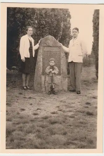 (F9389) Orig. Foto Wahrenholz, Heiliger Hain, Familie am Gedenkstein, 1930er