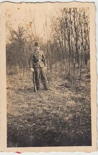 (F939) Orig. Foto Wehrmacht-Soldat posiert mit Gewehr, 1940er