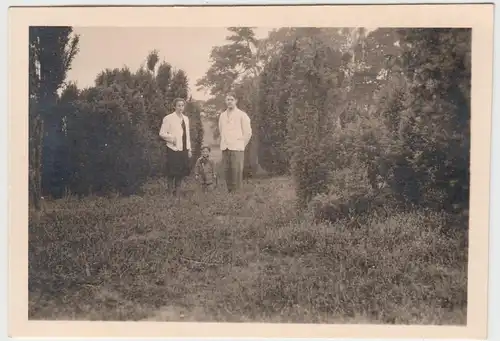 (F9388) Orig. Foto Personen mit Kleinkind im Freien, Spaziergang 1930er