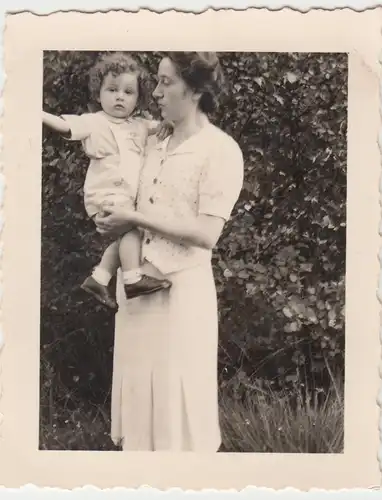 (F9387) Orig. Foto Frau mit Kleinkind auf dem Arm, Spaziergang 1930er