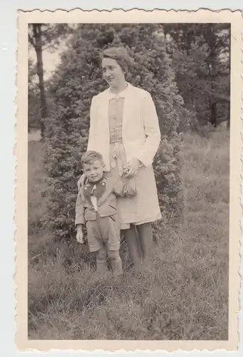 (F9386) Orig. Foto Frau mit kleinem Jungen im Freien, Spaziergang 1930er