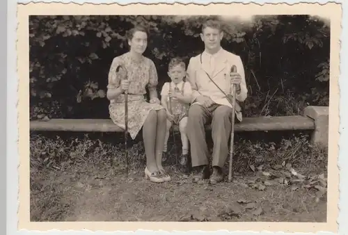 (F9383) Orig. Foto Personen mit Kleinkind auf einer Bank, Spaziergang 1930er