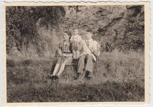 (F9381) Orig. Foto Personen mit Kleinkind im Freien, Spaziergang 1930er