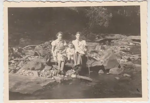 (F9380) Orig. Foto Personen mit Kleinkind im Freien, Spaziergang 1930er