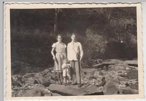 (F9379) Orig. Foto Personen mit Kleinkind im Freien, Spaziergang 1930er