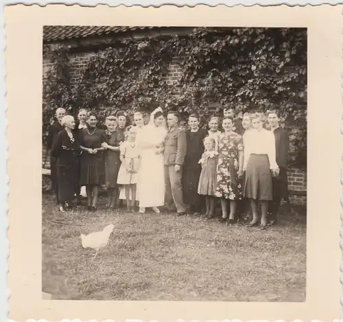 (F9376) Orig. Foto Hochzeit m. Wehrmacht-Angehörigen, Gruppenfoto mit Huhn 1930e