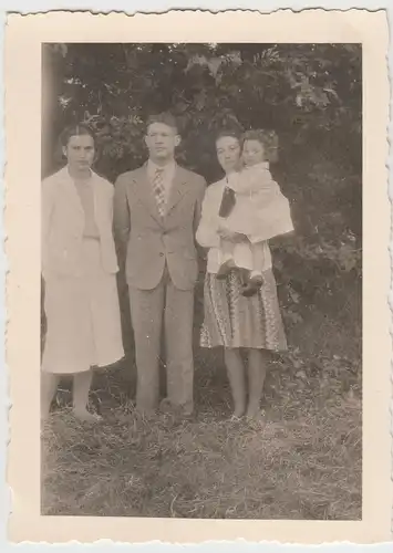 (F9374) Orig. Foto Personen mit Kleinkind im Freien, Spaziergang 1930er