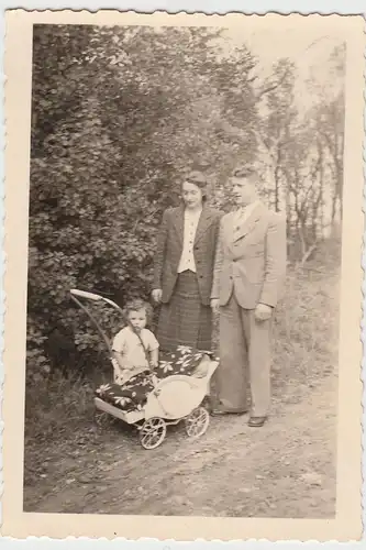 (F9372) Orig. Foto Familie, Spaziergang mit Kinderwagen 1930er