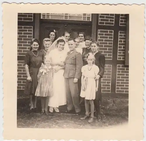 (F9370) Orig. Foto Hochzeit m. Wehrmacht-Angehörigen, Gruppenfoto vor dem Haus 1