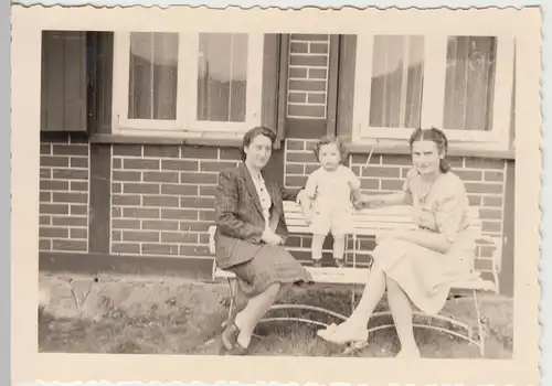 (F9369) Orig. Foto Frauen mit Kleinkind auf Bank vor dem Haus 1930er