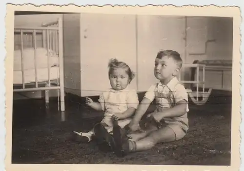 (F9368) Orig. Foto Kinder sitzen im Zimmer 1930er