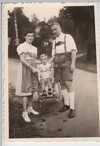 (F9367) Orig. Foto Familie mit Korb-Kinderwagen, schicke Ausgeh-Kleidung 1930er