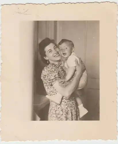 (F9366) Orig. Foto Frau mit kleinem Junge a.d. Arm, 1930er