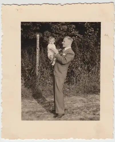 (F9364) Orig. Foto Mann mit Kleinkind auf Waldweg 1930er