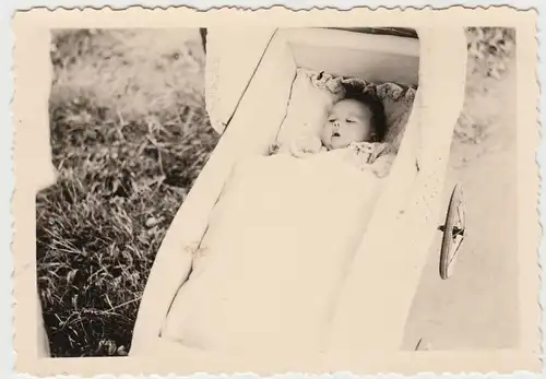 (F9362) Orig. Foto Baby liegt im Kinderwagen 1930er