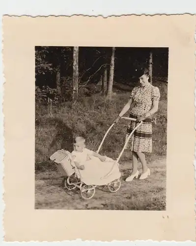 (F9361) Orig. Foto Frau mit Kinderwagen auf Waldweg 1930er