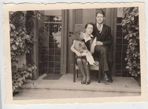 (F9357) Orig. Foto Familie sitzt vor dem Hauseingang 1930er