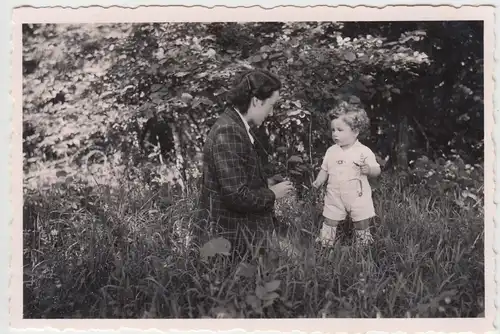 (F9355) Orig. Foto Frau mit Kleinkind auf der Wiese 1930er