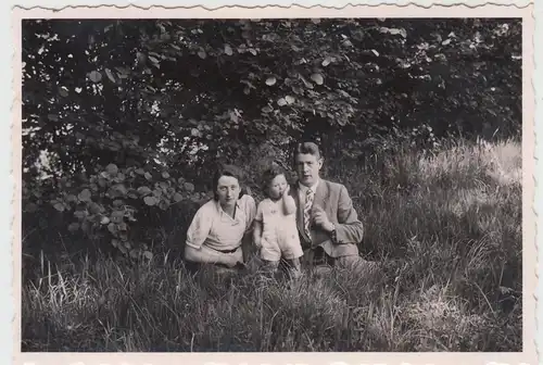 (F9354) Orig. Foto Familie sitzt im Gras, 1930er