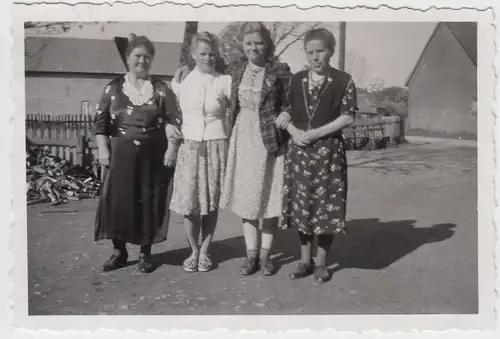 (F9351) Orig. Foto vier Frauen im Freien, 1930er