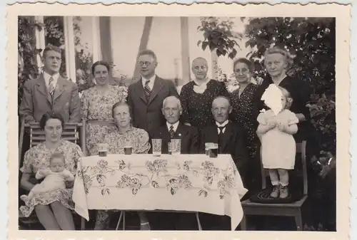 (F9348) Orig. Foto Personen am Tisch, 1930er