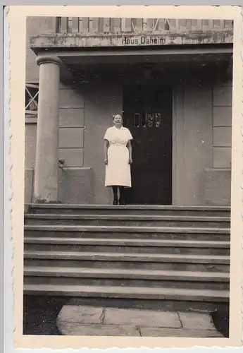 (F9344) Orig. Foto Bad Pyrmont, Frau vor dem "Haus Daheim" 1930er