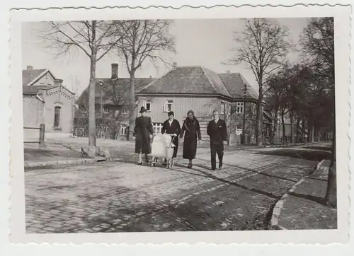 (F9338) Orig. Foto Personen mit Kinderwagen spazieren 1939, ev. Bad Salzdetfurth