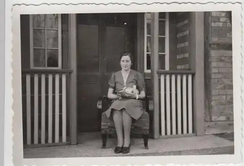 (F9335) Orig. Foto Frau mit Osternetst vor Hauseingang, Niedersachsen 1940