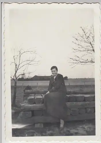 (F9333) Orig. Foto Frau Ilse Grothe aus Rade sitzt auf Holzbohlen 1937