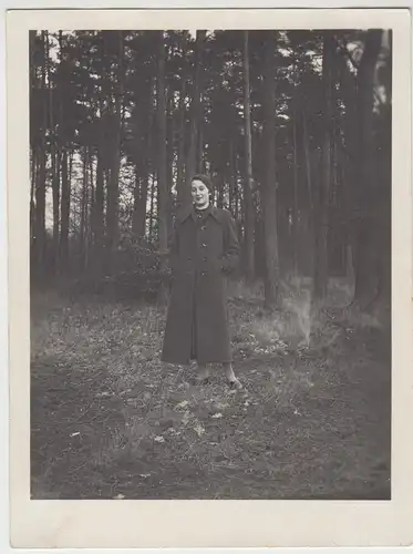 (F9330) Orig. Foto junge Frau im Wald bei Rade 1937