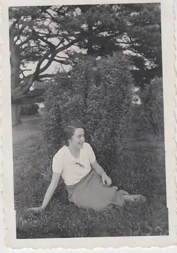 (F9329) Orig. Foto Müden (Örtze), Frau sitzt auf Wiese 1937