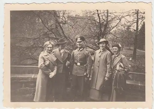 (F9324) Orig. Foto Wehrmachts-Soldat mit Damen in Goslar 1937