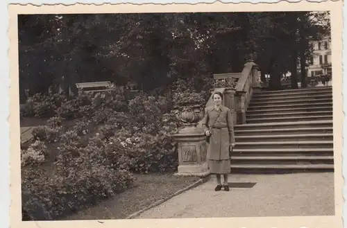 (F9316) Orig. Foto Bad Nenndorf, Frau vor Treppe im Kurpark 1938