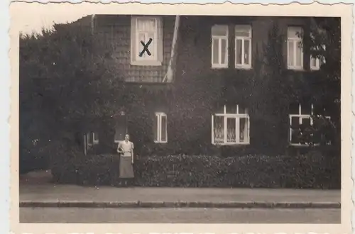 (F9312) Orig. Foto Bad Nenndorf, Frau vor  Haus Langhorst 1938