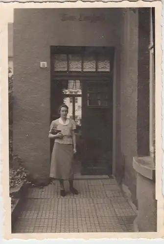 (F9311) Orig. Foto Bad Nenndorf, Frau vor Haustür vom Haus Langhorst 1938