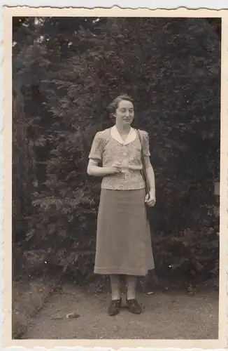 (F9310) Orig. Foto Bad Nenndorf, Frau beim Kriegerdenkmal, 1938
