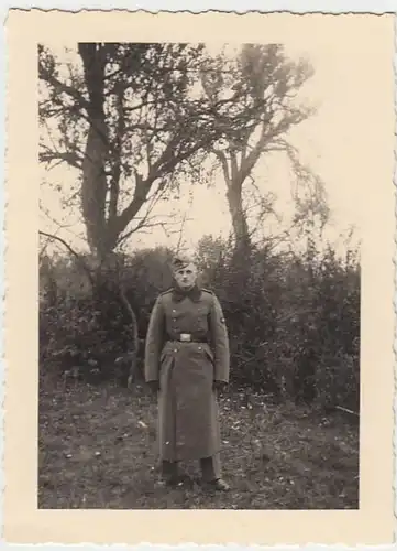 (F931) Orig. Foto Wehrmacht-Soldat mit Mantel, 1940er
