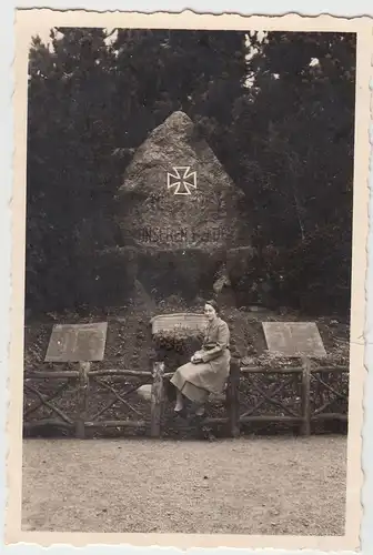 (F9309) Orig. Foto Bad Nenndorf, Frau vor dem Kriegerdenkmal, 1938