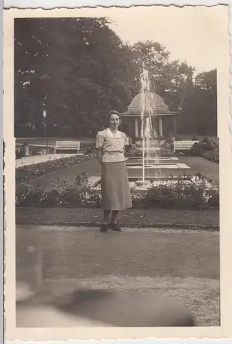(F9308) Orig. Foto Bad Nenndorf, Frau im Kurgarten, 1938
