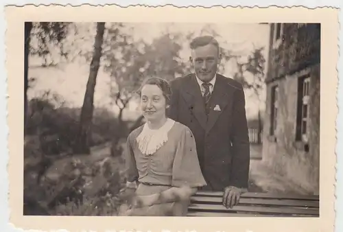 (F9307) Orig. Foto Paar im Garten, 1938
